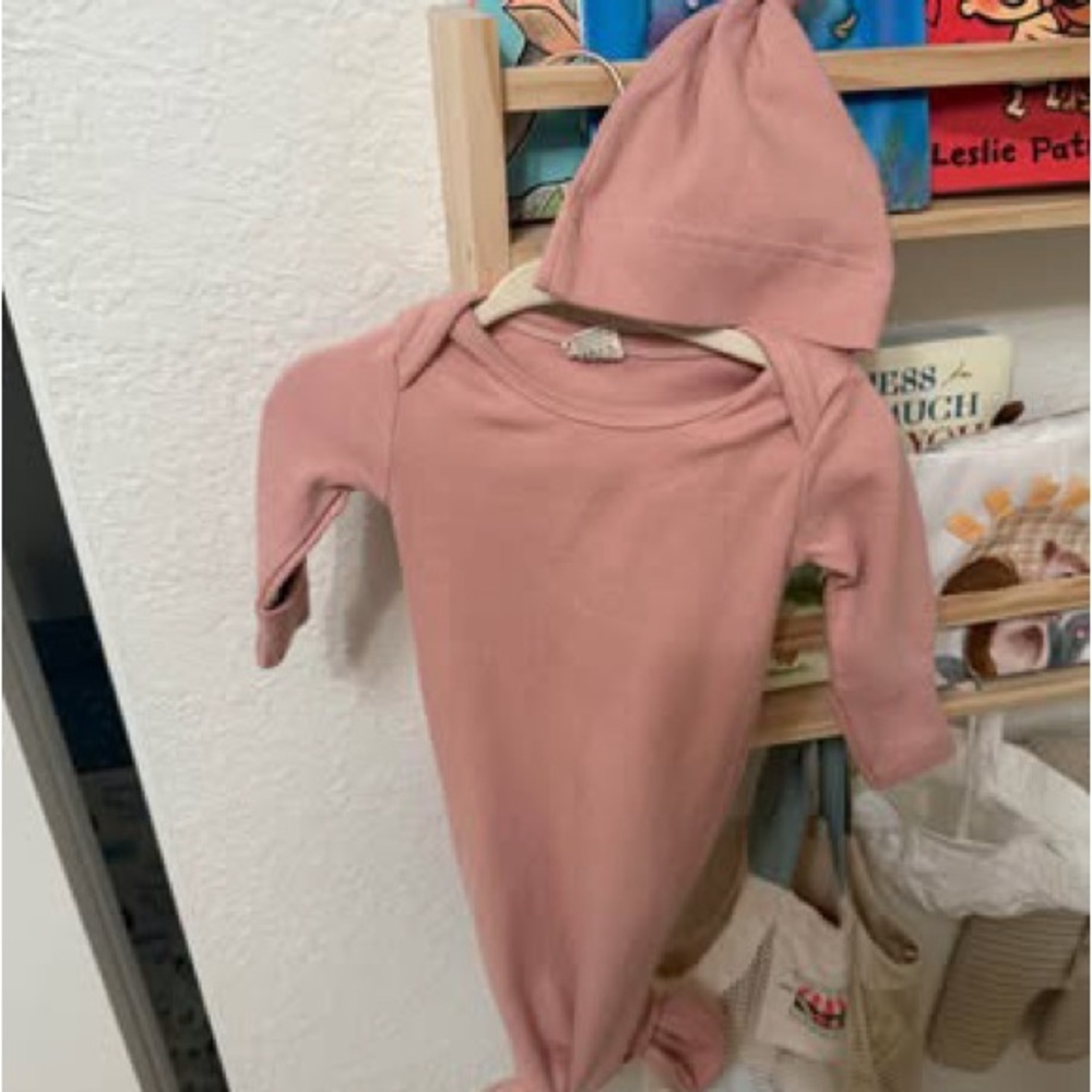 Mushie ribbed knotted gown + beanie